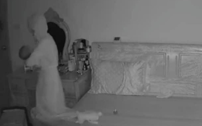 Tranh thủ con ngủ rồi đi tắm, mẹ bước ra thấy cảnh muốn 'xỉu ngang' Ảnh 2