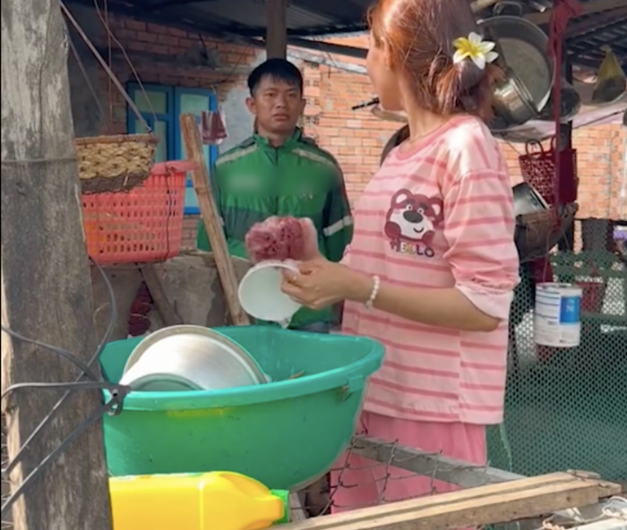 Người chồng với gương mặt thất thểu, báo tin cho vợ về việc mất xe máy. Ảnh cắt từ clip