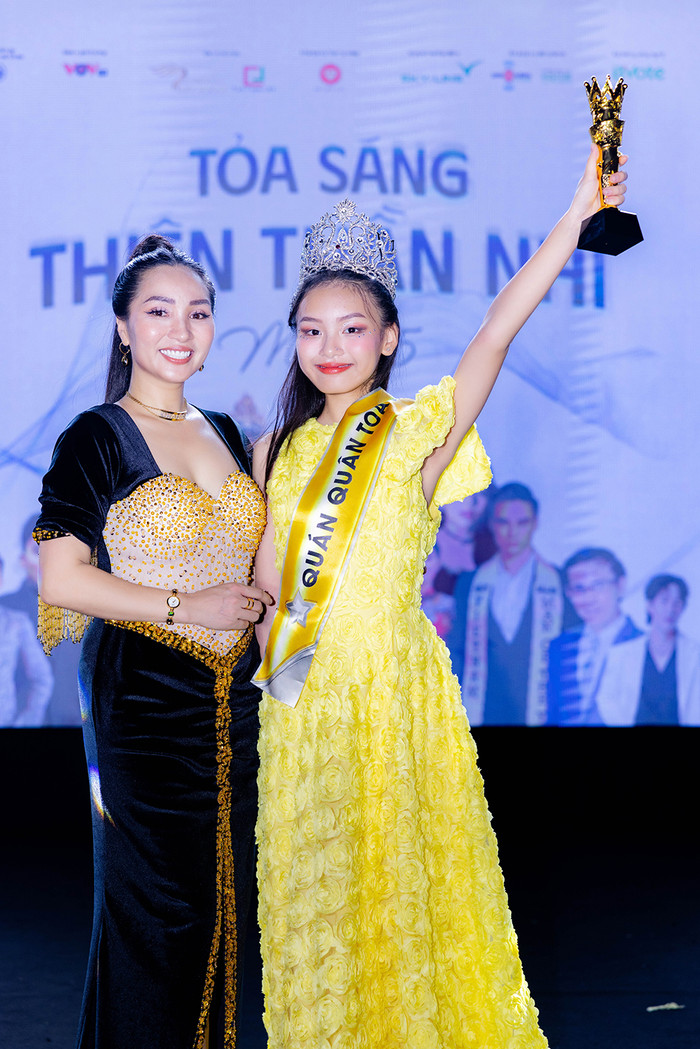 Cô bé sở hữu học vấn khủng với bảng thành tích khiến nhiều người trầm trồ.