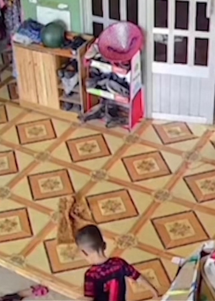 Cậu bé 3 tuổi đang chơi trong sân nhà.