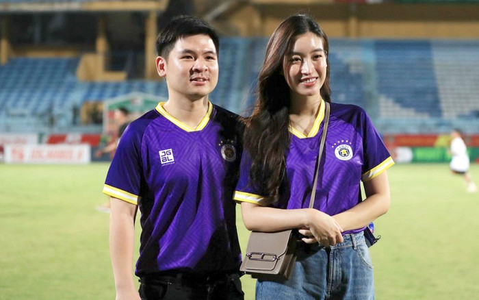 'Hoa hậu nghèo nhất' Đỗ Mỹ Linh mang túi xách hơn 100 triệu đồng đến sân bóng cổ vũ chồng Ảnh 2