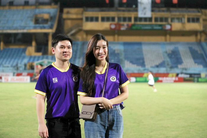 Lần gần nhất, Đỗ Mỹ Linh diện mẫu áo thể thao cặp màu tím với ông xã. Cô đến sân bóng để cổ vũ đối phương. Song, lần xuất hiện của nàng hậu lại thêm phần đắt giá nhờ sự xuất hiện của mẫu túi xách hàng hiệu có mức giá bán 10.000 USD (hơn 250 triệu đồng).