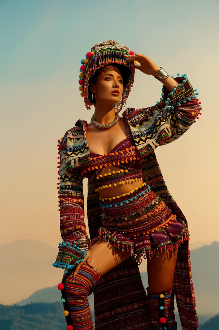 Ngoài ra, những chi tiết cắt xẻ táo bạo được nhà thiết kế chú trọng tận dụng triệt để, giúp đại diện Việt Nam khoe được thân hình chuẩn chỉnh, vừa mang giá trị truyền thống, vừa toát lên đẹp vẻ hiện đại.