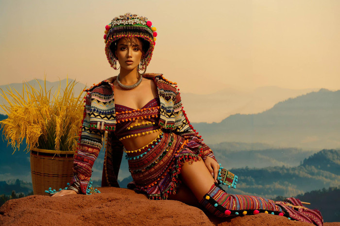 Nói về cơ duyên với bộ trang phục 'Cat Cat', Lydie Vũ cho biết: 'Sau chuyến thăm bản Cát Cát ở Sa Pa, tôi cảm thấy rất yêu thiên nhiên, con người và đặc biệt là đời sống văn hoá vô cùng đặc sắc nơi đây. Bản Cát Cát tọa lạc tại vùng núi cao Tây Bắc, là nơi sinh sống của đồng bào dân tộc H'Mông. 