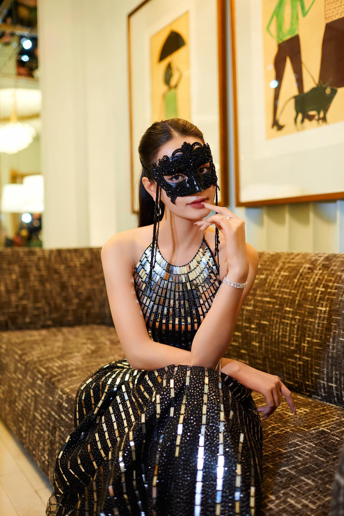 Tạo hình của Á hậu Bùi Khánh Linh trong tập đầu Đảo Thiên Đường.