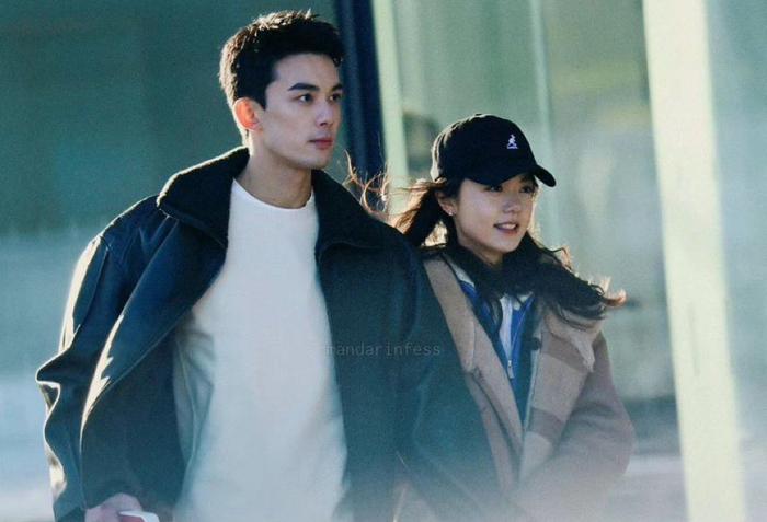 Giữa Cơn Bão Tuyết đánh dấu màn hợp tác giữa Triệu Kim Mạch và Ngô Lỗi, câu chuyện tình yêu ngọt hơn kẹo đường của cặp đôi chính từng là đề tài thảo luận sôi nổi trên các diễn đàn suốt thời gian phim chiếu. Theo thống kê, Giữa Cơn Bão Tuyết có tổng lượt view trên Tiktok là 640 triệu view. 