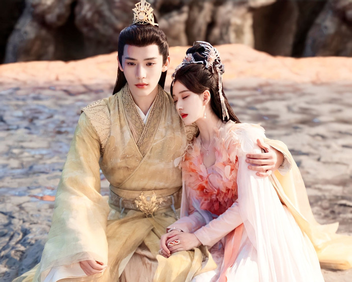 Thần Ẩn của Triệu Lộ Tư, hợp tác cùng Vương An Vũ thực tế lên sóng từ cuối 2023, nhưng kỳ nhiệt bá của phim vẫn được duy trì đến đầu 2024. Thế nên, Thần Ẩn vẫn nằm trong danh sách các dự án lên sóng của năm nay, trên Tiktok phim đang có 636 triệu view, không chênh lệch quá lớn so với hạng 3. 