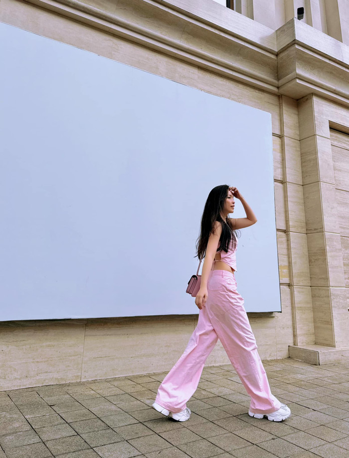 Hiền Thục còn làm nổi bật bộ trang phục với chiếc túi xách màu hồng nhỏ nhắn, thanh lịch. Đây được xem là điểm nhấn tinh tế cho bộ trang phục. Được biết, đây là dòng túi Hermès Constance 18 Mauve Sylvestre Chevre Rose Gold Hardware có trị giá 14.000 USD (tương đương 350 triệu đồng, theo Sotheby’s). Ngoài ra, giày sneaker trắng cũng được xem là một sự lựa chọn hoàn hảo để thêm phần năng động và trẻ trung cho tổng thể outfit này.