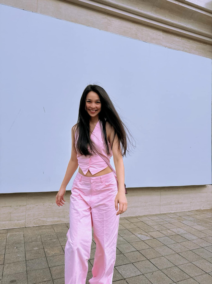 Hiền Thục tự tin khoe vóc dáng thon gọn và làn da mịn màng trong trang phục trẻ trung. Nụ cười tươi tắn và phong thái năng động của cô mang lại cảm giác tươi mới và tràn đầy sức sống. Không thể phủ nhận rằng, nữ ca sĩ ngày càng đẹp mặn mà, quyến rũ, nhưng vẫn giữ được vẻ ngọt ngào và dễ thương vốn có.