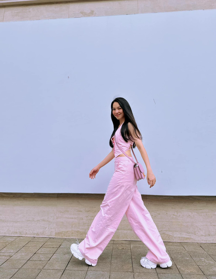 Giọng ca Nhật ký của mẹ còn khéo léo phối với quần dài ống rộng cùng tông màu hồng nhạt đồng điệu với chiếc áo. Điều này giúp mang lại sự thống nhất và thanh lịch cho tổng thể trang phục. Chưa kể chiếc quần dài ống rộng còn tạo cảm giác thoải mái và tự do trong di chuyển. Nhìn chung phong cách này của Hiền Thục mang đến cảm giác cân đối, hài hòa cho người xem. 