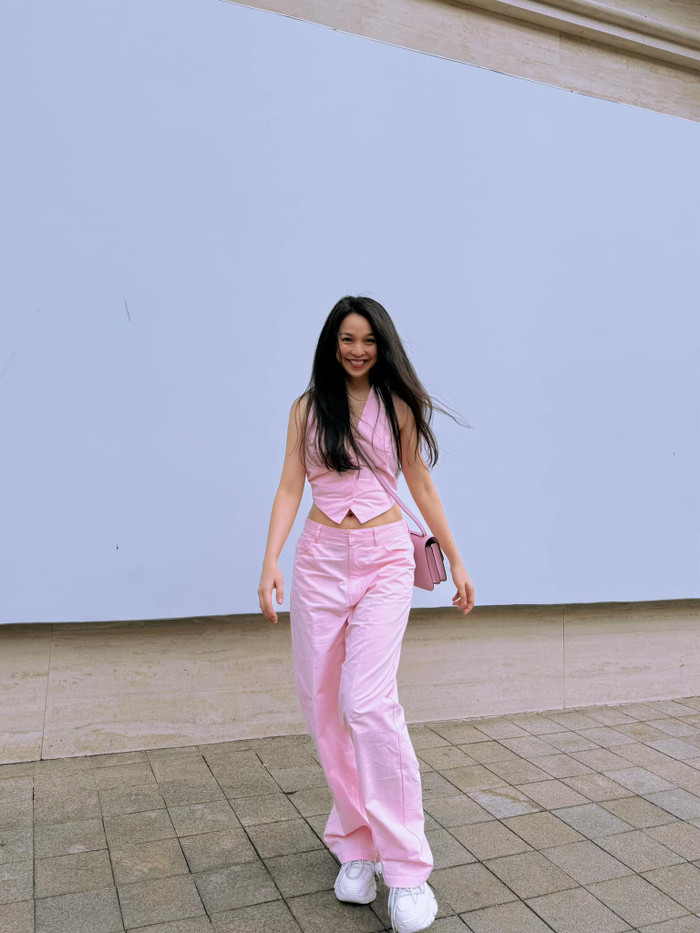 Mới đây, ca sĩ Hiền Thục thu hút sự chú ý với bộ ảnh xinh xắn, khoe sắc ngọt ngào ở tuổi 43. Nữ ca sĩ xuất hiện rạng ngời trong bộ trang phục màu hồng pastel đầy nữ tính, mang đến một cảm rất dịu dàng, nhẹ nhàng và trong trẻo.