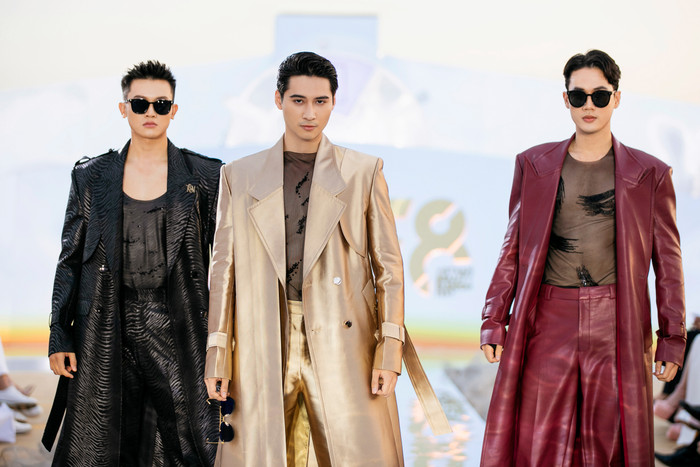 Nam Vương Phạm Tuấn Ngọc (giữa) xuất hiện với gương mặt điển trai và phong thái cuốn hút, anh sẽ là ứng cử viên của Việt Nam tham dự đấu trường Mr World được tổ chức tại Việt Nam vào tháng 9. Hai Á vương Minh Toại (phải) và Đinh Ta Bi (trái) cũng lịch lãm không kém cạnh với những thiết kế suit độc đáo. 