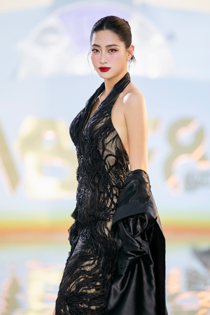 Mỹ nhân quê Cao Bằng đã truyền tải thành công tinh thần của thiết kế lần này khi kết hợp cảm hứng mạnh mẽ, cá tính và đầy thanh lịch trong từng sải bước trên sàn runway. 