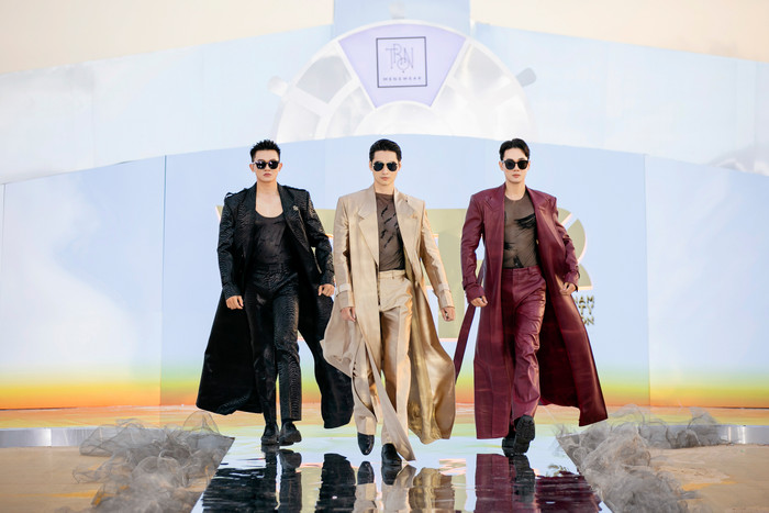 Mới đây, sự kiện thời trang Vietnam Beauty Fashion Fest (VBFF) lần thứ 8 thuộc khuôn khổ cuộc thi Miss Grand Vietnam 2024 được tổ chức tại Phan Thiết nhận được nhiều quan tâm từ phía công chúng sắc đẹp. Đặc biệt Top 3 Mr World Việt Nam vừa đăng quang đã có màn trình diễn cuốn hút trong vai trò mở màn cho BST Chạm của NTK Tron Bùi. 