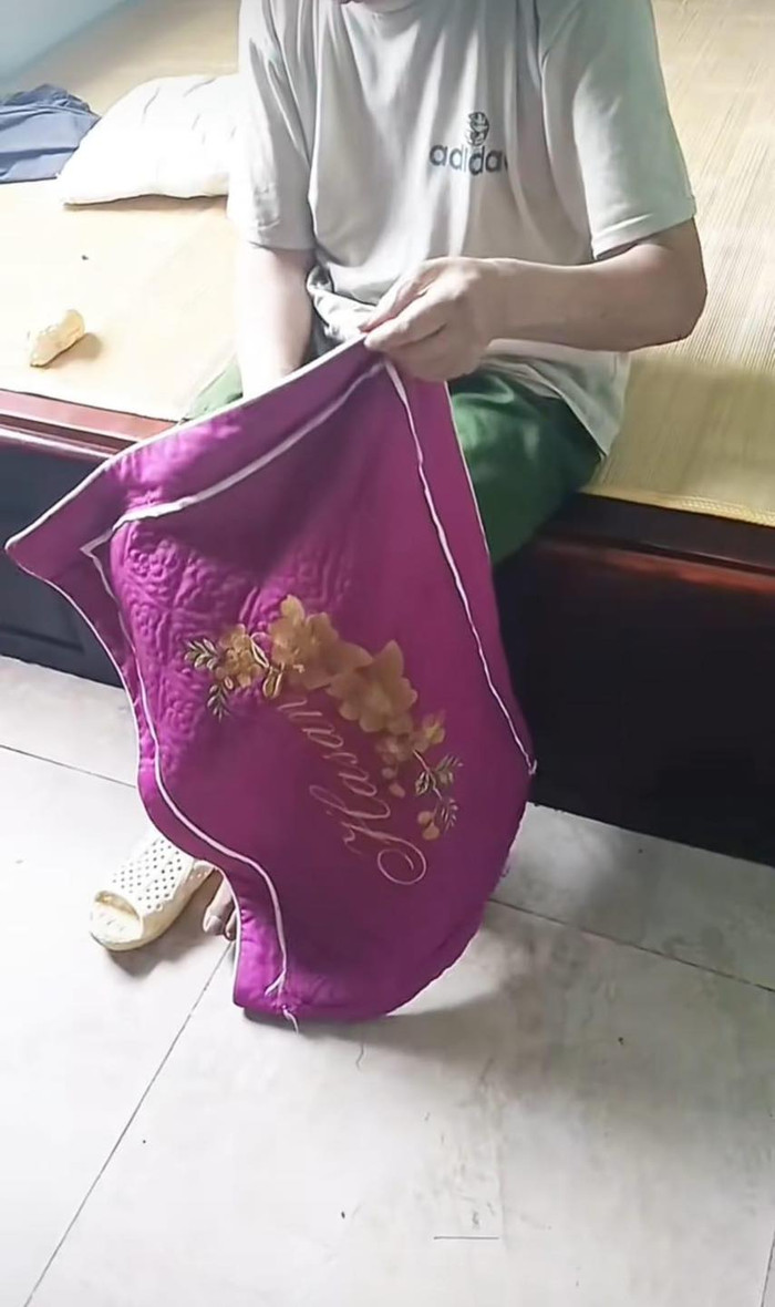 Dù con dâu đã giải thích nhưng cụ vẫn nhất quyết đòi cắt thành ống để mặc. Ảnh: Trần Hằng