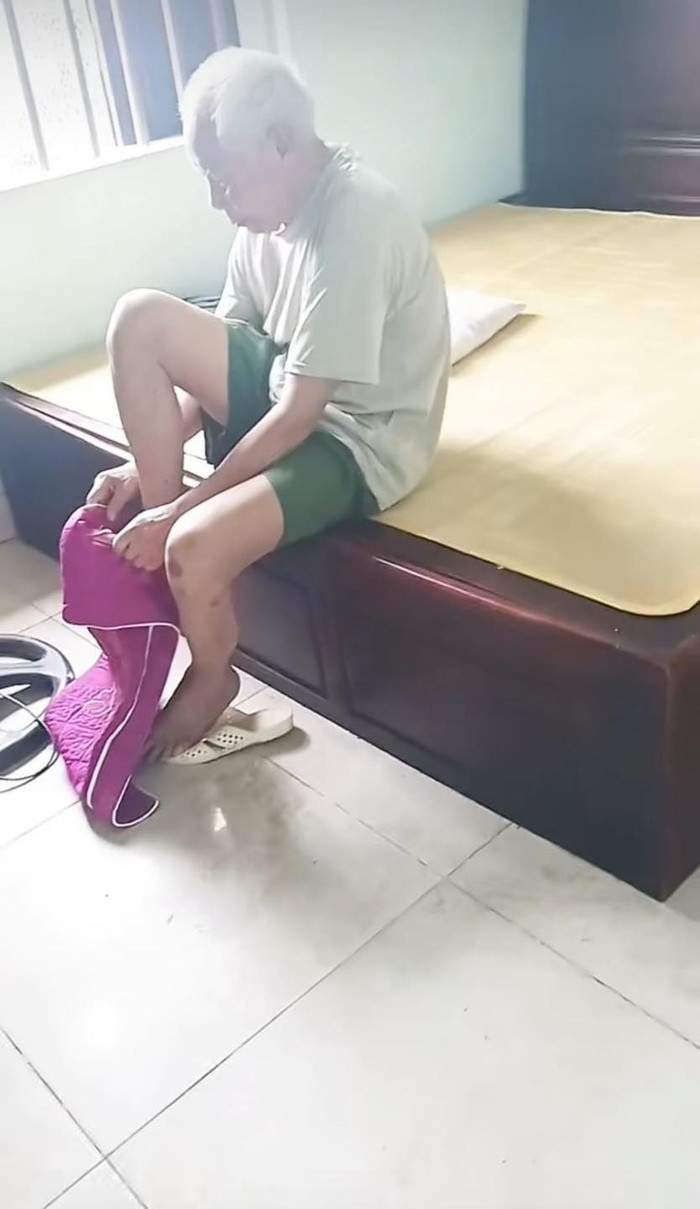 Bố chồng bị lẫn, nằng nặc đòi mặc vỏ gối làm quần. Ảnh: Trần Hằng