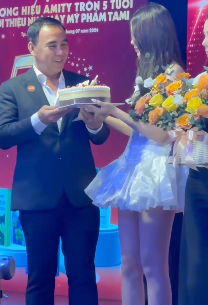 MC Quyền Linh bất ngờ tổ chức sinh nhật cho con gái ngay trên sân khấu.