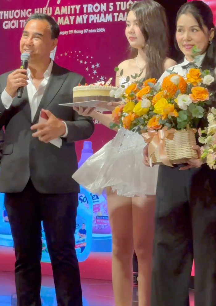 Nam MC quốc dân dành những lời chúc ý nghĩa cho bé Hạt Dẻ.