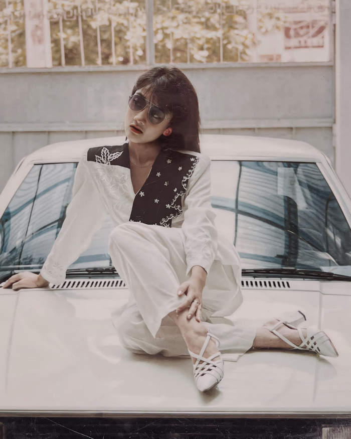 Gu thời trang ngày còn trẻ của nghệ sĩ Vân Dung 'không phải dạng vừa đâu', cực style. Đường nét trên khuôn mặt ưa nhìn, được nhận xét là 'đối thủ nặng kí' trong cuộc thi sắc đẹp quả không sai.