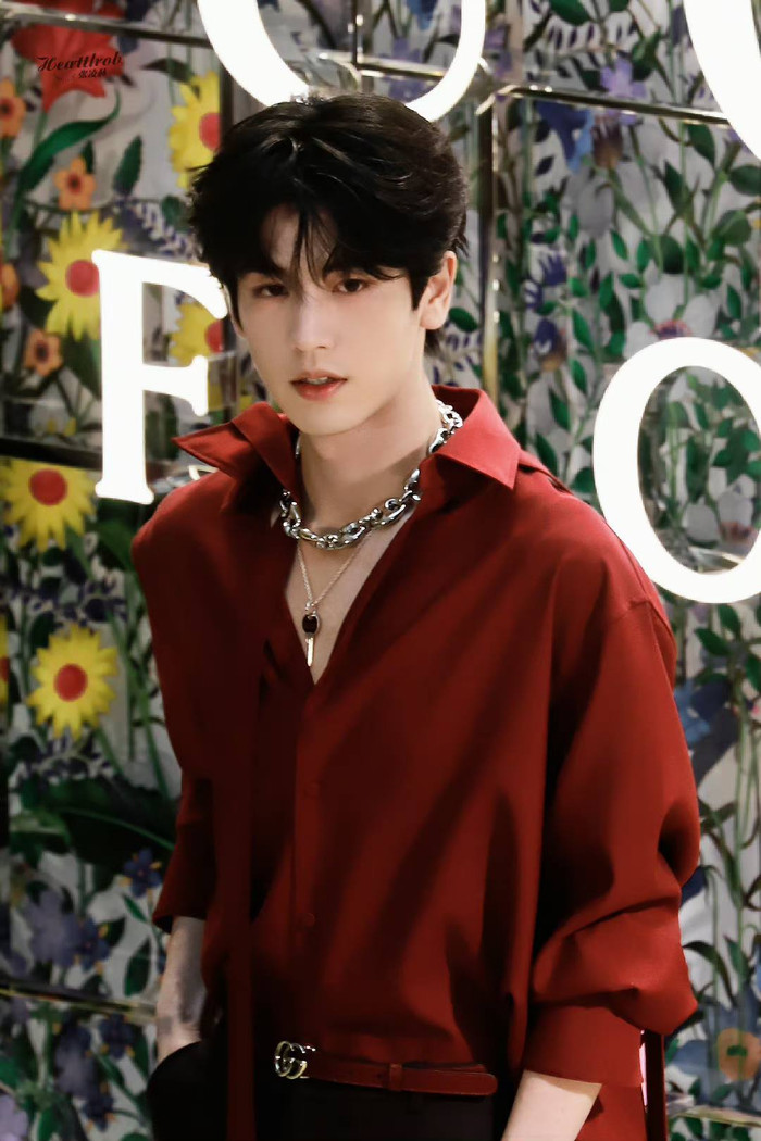 Hoàng tử Cbiz lộ diện, chỉ một bức ảnh chụp vội đủ khiến Tiêu Chiến và La Vân Hi lép vế Ảnh 1