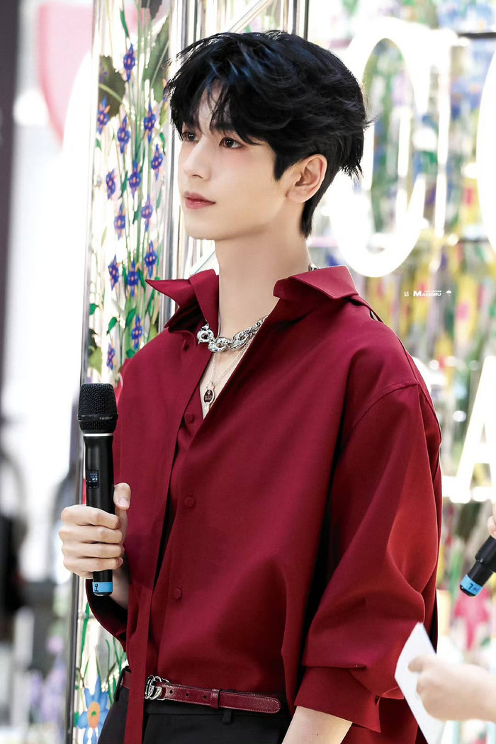 Hoàng tử Cbiz lộ diện, chỉ một bức ảnh chụp vội đủ khiến Tiêu Chiến và La Vân Hi lép vế Ảnh 3