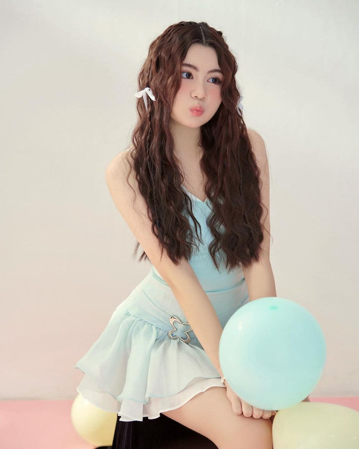 Ngoài ra, con gái Quyền Linh còn thu hút với kiểu tóc xoăn nhẹ, được nhấn nhá bằng hai dải ruy băng trắng càng làm nổi bật sự ngọt ngào và đáng yêu. Với ý tưởng năm nay là chụp cùng những quả bong bóng, Hạt Dẻ đã toát lên được vẻ năng động, tươi vui và hồn nhiên đúng với lứa tuổi 16.