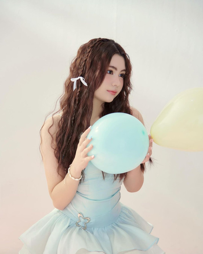 Mới đây, con gái Quyền Linh thu hút sự chú ý với bộ ảnh khoe sắc xinh xắn, ngọt ngào mừng sinh nhật tuổi 16. Trong bộ ảnh, Hạt Dẻ thể hiện vẻ đẹp ngây thơ và duyên dáng trông không khác gì một nàng công chúa.