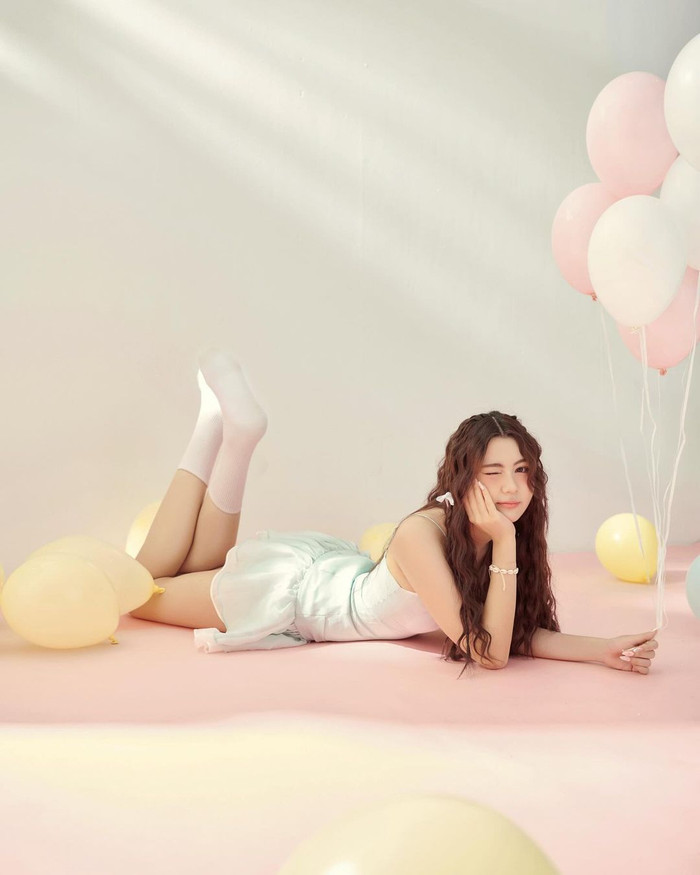 Trong bộ ảnh này, Hạt Dẻ diện một chiếc váy xanh nhạt với thiết kế thanh thoát. Điểm nhất là phần thân trên hai dây mỏng manh, giúp Hạt Dẻ phô được vẻ đẹp hình thể. Tuy kiểu váy này có phần quyến rũ, nhưng vẫn được đánh giá là phù hợp với lứa tuổi của cô bé. Chưa hết, còn giúp con gái Quyền Linh tôn lên nét đẹp trong sáng và hồn nhiên.