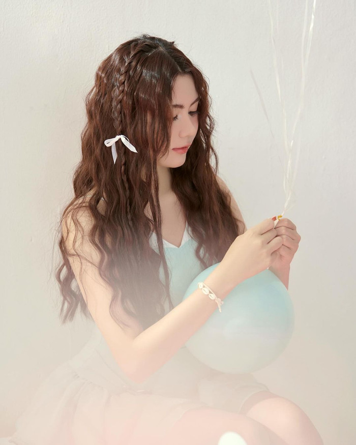 Con gái út nhà Quyền Linh sở hữu làn da trắng sáng mịn màng, đôi mắt to tròn và nụ cười rạng rỡ. Cũng nhờ có nhiều lợi điểm về hình thể, nên Hạt Dẻ dễ dàng tạo ấn tượng với người đối diện ngay từ cái nhìn đầu tiên.