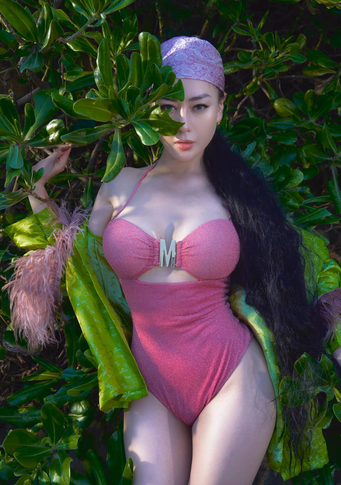 Trong lần khác, Phương Oanh được khen ngợi vô cùng trẻ trung khi chọn kiểu áo tắm một mảnh khoét ngực kết hợp áo xanh lá vải satin họa tiết hoa bên ngoài. Cô phối thêm turban tóc để tăng thêm độ cá tính. 