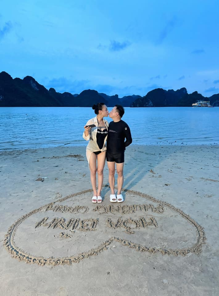 Mới đây, Phương Oanh khoe ảnh du lịch biển cùng ông xã đại gia. Cô gây chú ý khi diện mẫu áo tắm một mảnh vô cùng kín đáo. Ngoài ra, nữ diễn viên còn khoác thêm áo sơ mi voan mỏng để che chắn hình thể. Phong cách này trái ngược với thời còn con gái của Phương Oanh. 