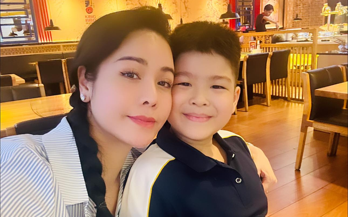 Nhật Kim Anh chấp nhận tạm gác một phần công việc, để đưa con đi du lịch trong dịp nghỉ hè. Ảnh: FBNV