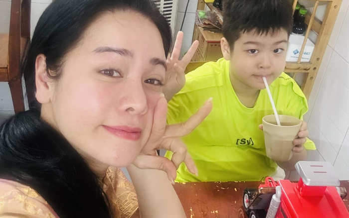 Nhật Kim Anh đưa quý tử đi ăn chay. Ảnh: FBNV