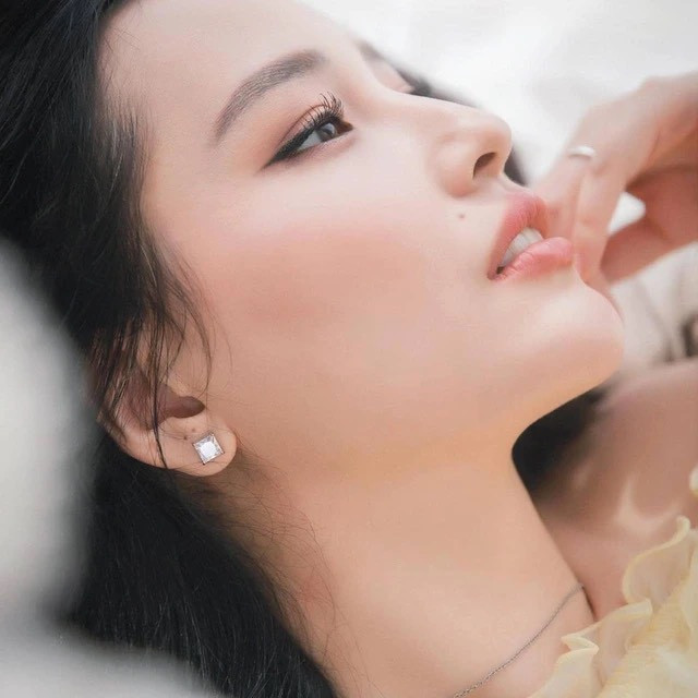 Dạo gần đây Mai Phương Thuý hay đeo nhẫn ở ngón áp út.