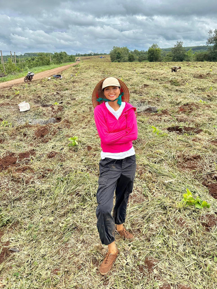 H'Hen Niê 'bỏ phố về quê', lao động không ngơi nghỉ. Ảnh FBNV