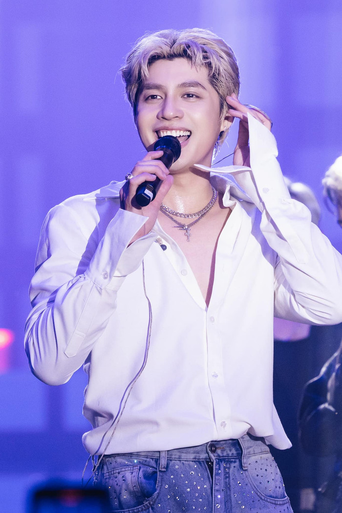 Noo Phước Thịnh được nhận xét đang ở giai đoạn 'chín muồi' về chất giọng cũng như ngoại hình phong độ, điển trai. 