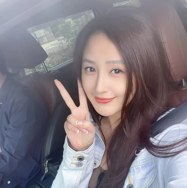 Nàng hậu chia sẻ hình ảnh hạnh phúc bên cạnh bạn trai giấu mặt. 