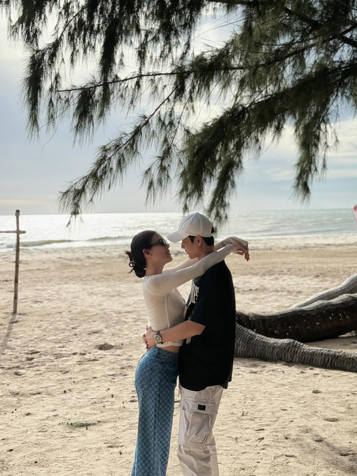 Ngọc Trinh bây giờ đã chạm tay vào hạnh phúc nhờ vẫn tin vào tình yêu.