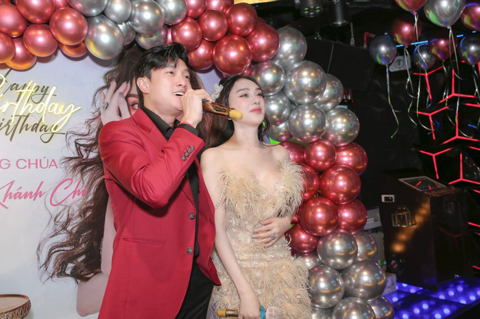 Trước khi đi hát, Lâm Khánh Chi đã tổ chức tiệc sinh nhật hoành tráng. Ảnh: FBNV