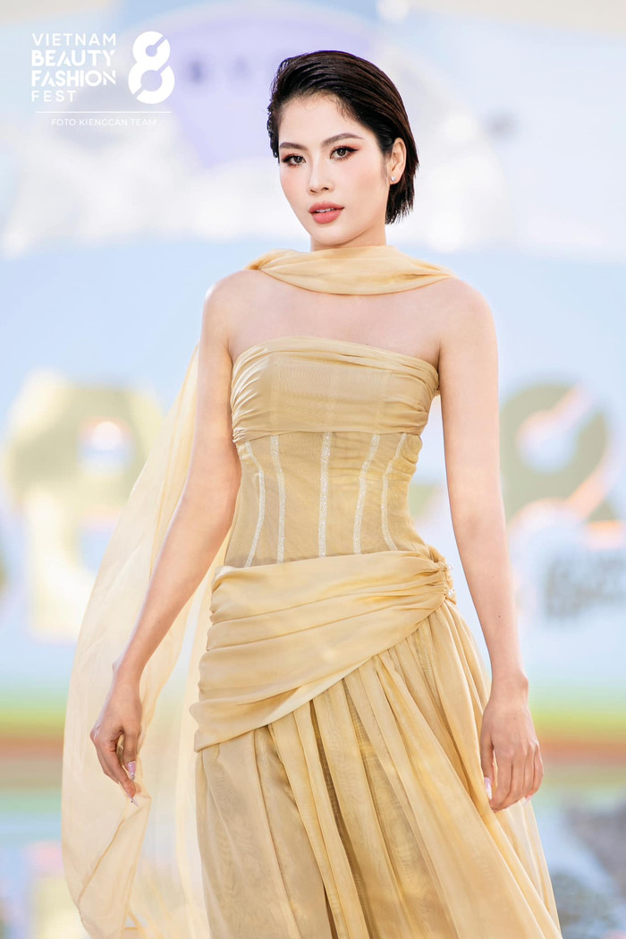 Trong cả ba layout, Lệ Nam thay đổi phong cách trang điểm đa dạng, tôn lên đường nét sắc sảo của gương mặt. Phần khác, tạo hình tóc tém, ôm sát gương mặt còn phần nào giúp người đẹp Tiền Giang trở nên thu hút hơn, khác hẳn với hai lần chinh chiến Miss Universe Vietnam trong hai mùa giải 2022 và 2023.