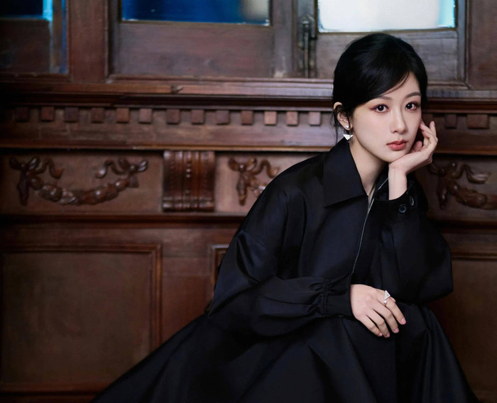 Dương Tử từ đầu năm tới nay đã cho ra mắt tới 3 dự án phim nhưng không có tác phẩm nào thực sự vang dội, còn nhận về vô số lời chê bai từ khán giả. Nhiều netizen đã đặt ra nghi vấn về năng lực hiện tại của Dương Tử, thậm chí có người thẳng thắn cho rằng nếu ngôi sao Trường Tương Tư không chịu thay đổi hướng phát triển, cải thiện diễn xuất thì ngày 'hết thời' không còn xa. 