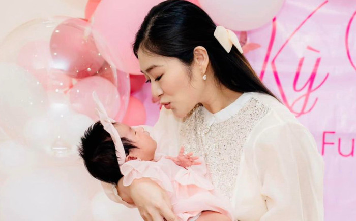 Khoe ảnh tiệc đầy tháng con gái, Thanh Trúc bị netizen soi chi tiết đặc biệt Ảnh 2
