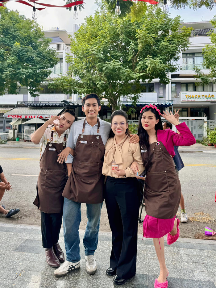 Diễn viên Ngọc Trinh khoe ảnh cùng đồng nghiệp trên phim trường.