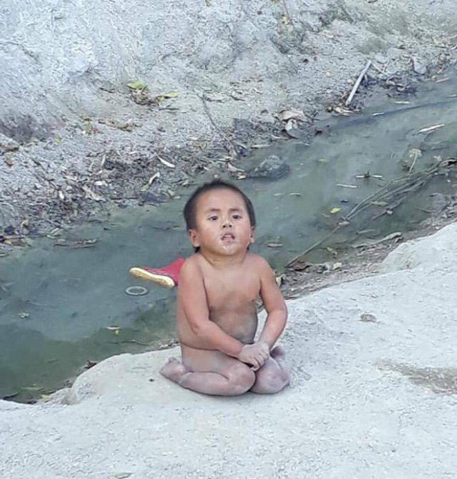 Pàng không mặc quần áo, bị liệt hai chân, ngồi bên lề đường giữa trời lạnh