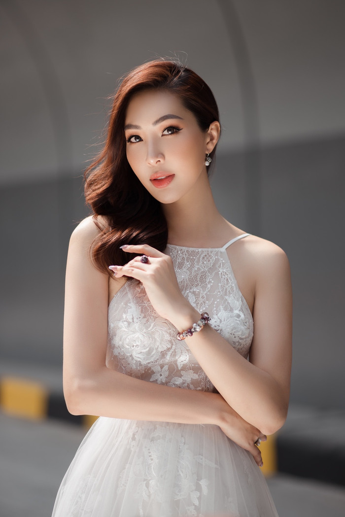 Diệu Ngọc là Hoa khôi Áo Dài Việt Nam 2016. Cô từng tham dự Miss World cùng năm nhưng ra về trắng tay. 