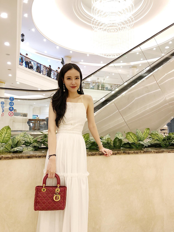 Ngoài gương mặt xinh đẹp, Ngọc Phượng còn gây ấn tượng với chiều cao nổi bật 1,78m. Dù sở hữu ngoại hình và chiều cao không hề thua kém chị gái, song Ngọc Phượng lại không lựa chọn vào showbiz, thay vào đó tập trung vào công việc kinh doanh.