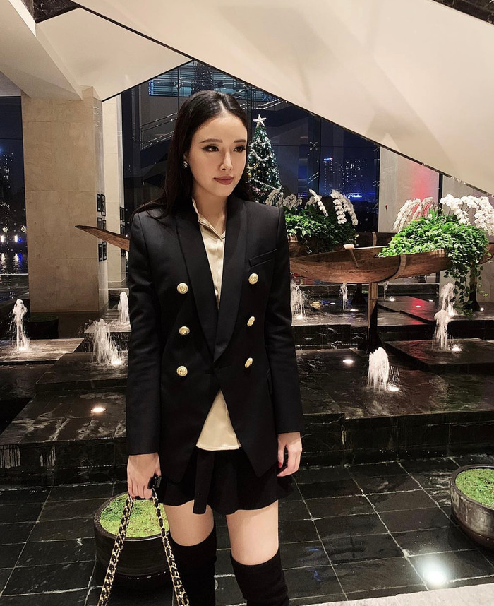 Vì có màn 'lột xác' quá ngoạn mục, thế nên Ngọc Phương nhiều lần bị nghi ngờ can thiệp phẫu thuật thẩm mỹ. Tuy nhiên, khi được hỏi về vấn đề này, em gái Mai Phương Thúy khéo léo nói: 'Đối với cô bí quyết để trở nên đẹp hơn chính là hãy luôn là chính mình và luôn tự tin vào bản thân. Đó là vẻ đẹp tinh tế nhất của người phụ nữ'.