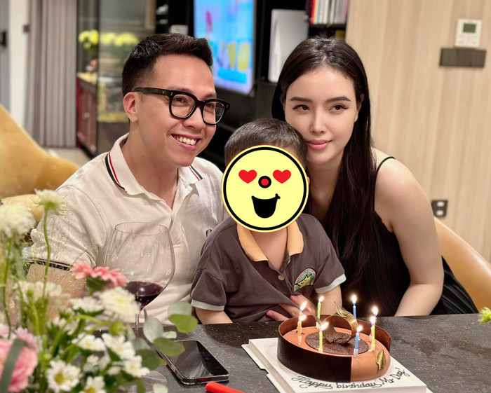 Ngọc Phượng từng có thời gian du học ở Canada. Khác với chị gái, cô nàng chọn kết hôn sớm với doanh nhân trẻ Trương Tiến Duy vào năm 2021. Sau 3 năm chung sống, vợ chồng em gái Mai Phương Thúy đã có 2 em bé đáng yêu khiến cuộc sống hôn nhân càng thêm viên mãn.