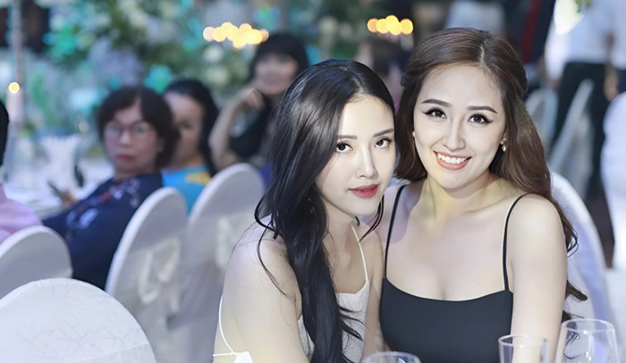 Tuy nhiên, sau vài năm trở lại đây, em gái Mai Phương Thúy có màn 'lột xác' đầy bất ngờ. Ngọc Phượng đã tạm biệt hoàn toàn với làn da đen nhẻm, mắt cận, cánh mũi thô ngày nào.