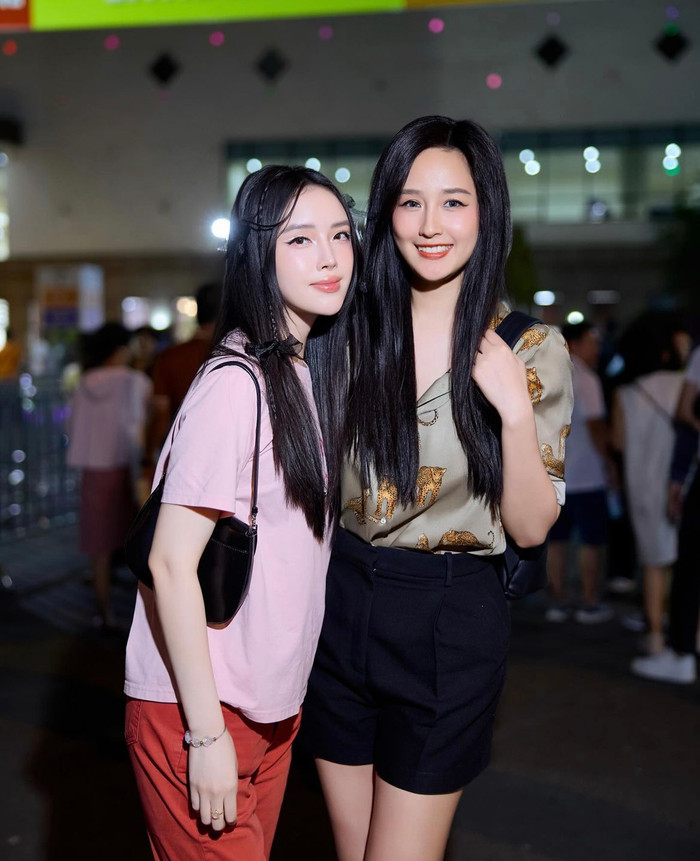 Thay vào đó, cô nàng sở hữu khuôn mặt V-line thanh thoát, đôi mắt to tròn, sống mũi cao và nước da trắng ngần.